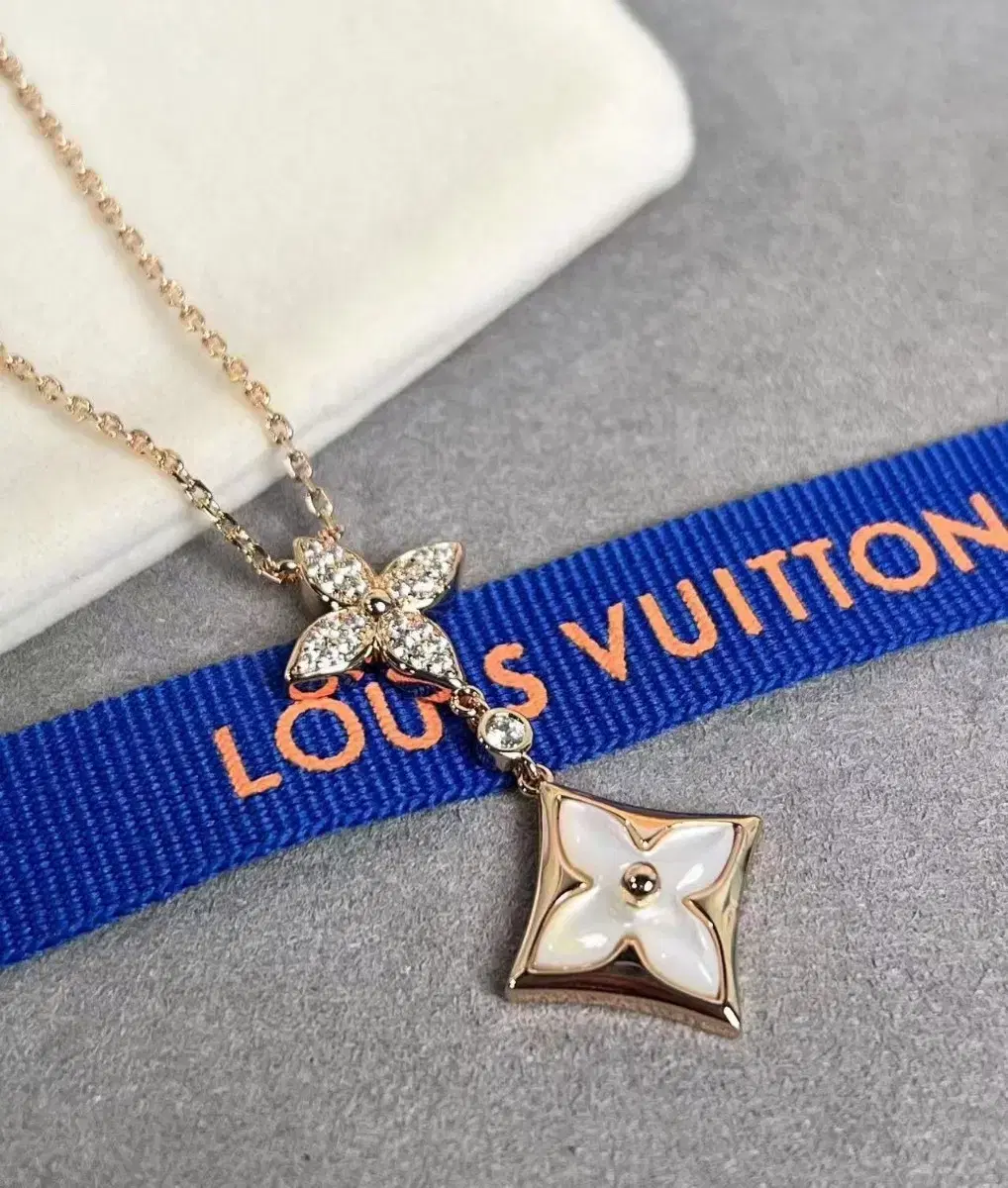 LOUIS VUITTON네 잎 클로버와 쌍꽃 목걸이